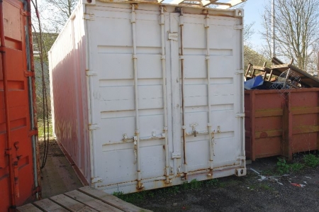 20 foot insulated container, not insulation in the door. Including power. Contents of container not included.