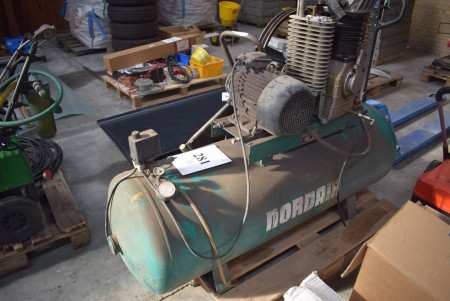 Compressor. Brand: Nordair. Year: 1985, 380 v. 300l tank. Works but needs to be assembled.