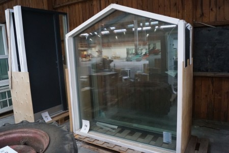 Fenster aus Holz / Kunststoff. B: 72 cm, H: 193 cm, H: 160 cm.