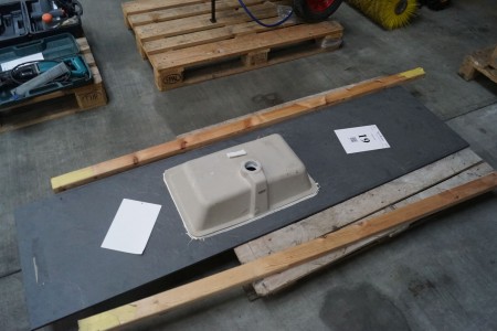Tischplatte mit Waschbecken, L: 187 cm, T: 48 cm.