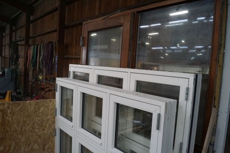 Fenster aus Holz / Aluminium. 156 * 154,5 cm.