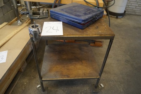 Table with machine screw + gas hose and nozzles.