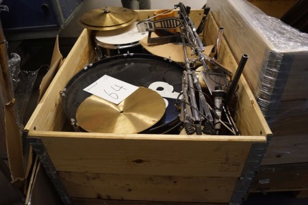 D2 D drum drum kit. + soundboard packed in pallet.