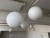 11 stk. hvide lamper i tre forskellige størrelser – køber står for nedtagning