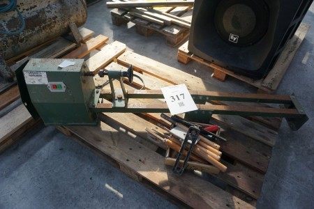 CROMAG Holzdrehmaschine mit verschiedenen Werkzeugen.
