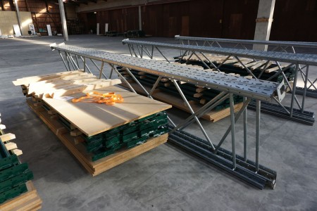 Pallet rack with 3 gables, 450cmx110cm + 20 green vans max 3x500kg, length: 275 cm + 6 pieces of chipboard, b: 100cm, l: 273cm.