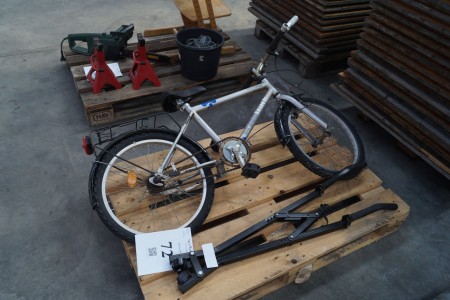 Cykel + cykelholder. 