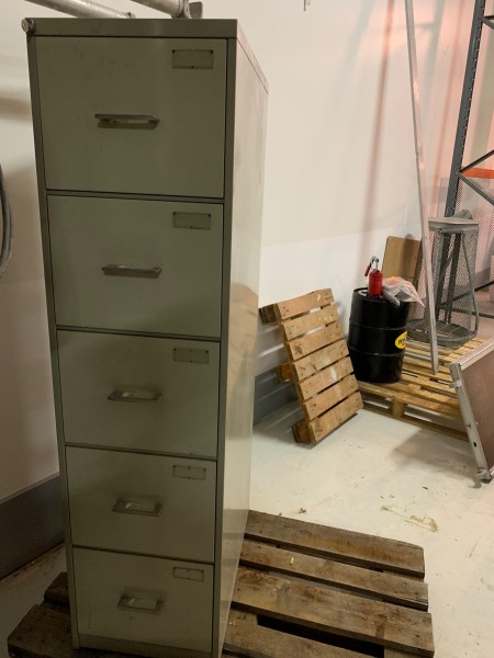 Metal cabinet with 5 drawers