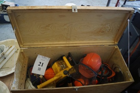 Box mit Elektrokettensäge und Schildhelmen + Sonstiges auf Palette.