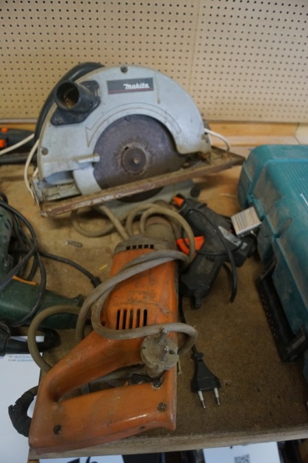 2 power tools Circular saw, glue gun and drill.