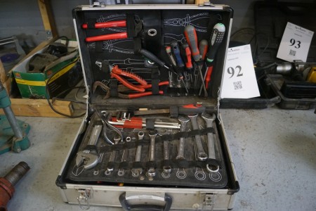 1 stk værktøjskasse med indhold.