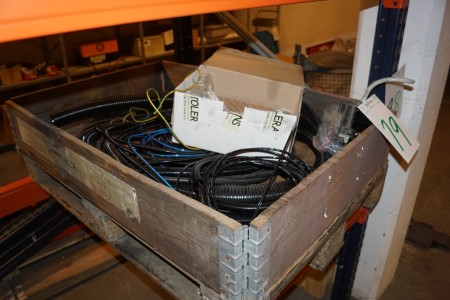 Palle med indhold af diverse kabel flex rør mv.