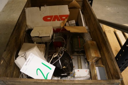 Lot Spare parts for compactor of miscellaneous. + Pallet with various fuse boxes, control units, etc.