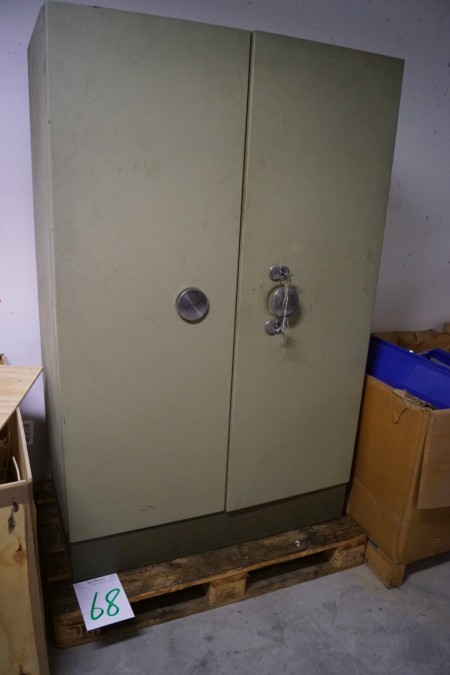 Security box with key box missing battery. 108x60x170 cm