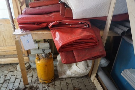 8 red strong tarpaulins + 2 white tarpaulins + various drainage pipes on the shelf.