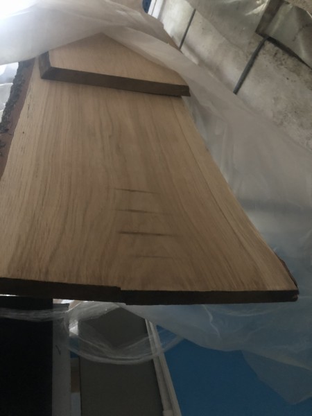 1 oak plank approx. 32x250cm + 1 oak plank approx. 36x300cm.