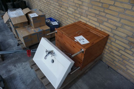Waschbecken mit dazugehörigem Schrank.