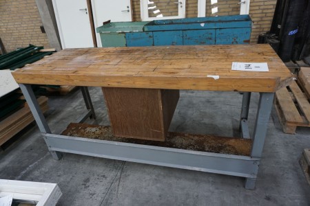 Werkstatttisch, B: 200 cm, T: 81 cm, H: 89 cm.