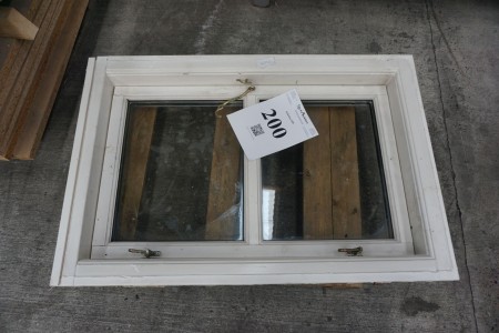 Holzfenster, B: 59 cm, H: 89 cm.