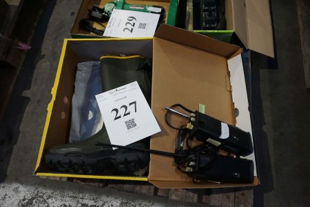 2 handwalkie, 27 megahertz, brand: UNIDENPC-4, 40 ducts + rubber boots, size 45, brand: LaCrosse.