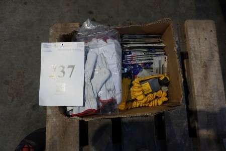 Lot of saw blades + gloves etc.