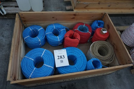Lot of mixed rope and string.