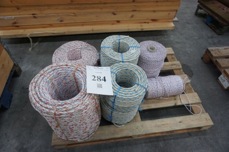Lot of mixed rope and string.