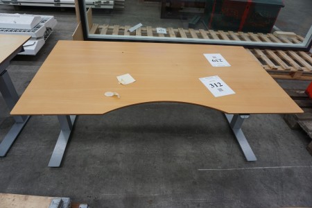 Tisch heben / senken, B: 160 cm, T: 90 cm.