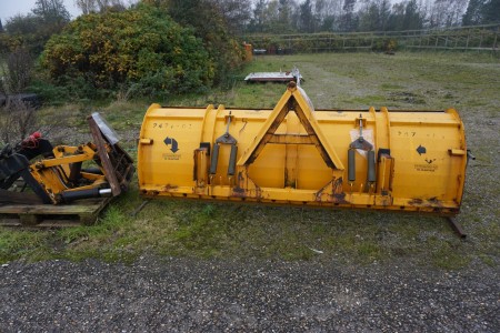 Snow plow, b: 275cm + frame with lift complete with swing and extra outlets, has been sitting on a New Holland Ts 110.