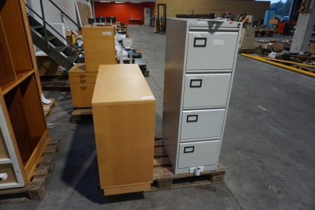 Shutter cabinet with 2 shelves. 106 * 42 * 82 cm
