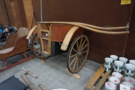 Horse-drawn carriage. W: 160cm, H: 140cm, D: 140cm.