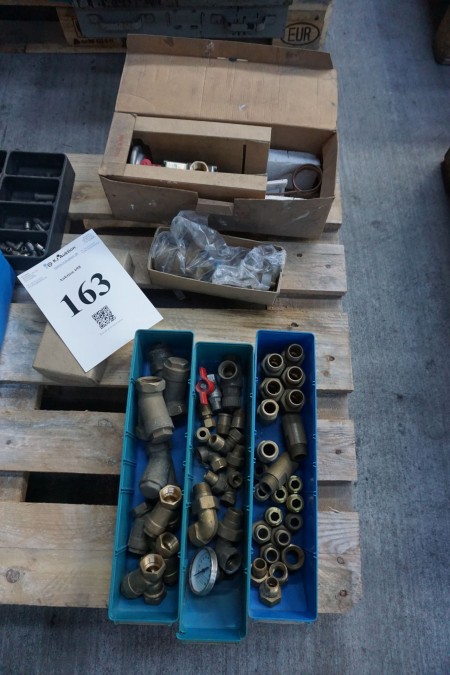 Various hydraulic fittings.
