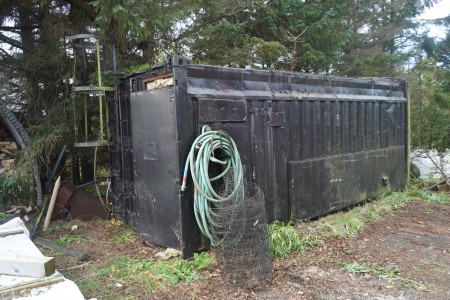 20 feet container with power. Has been used for 2 pieces. paint pumps. 240 * 550 * 250 cm.