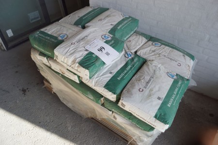 Palle med Basis beton Cement 31 pakker á 25 kg.