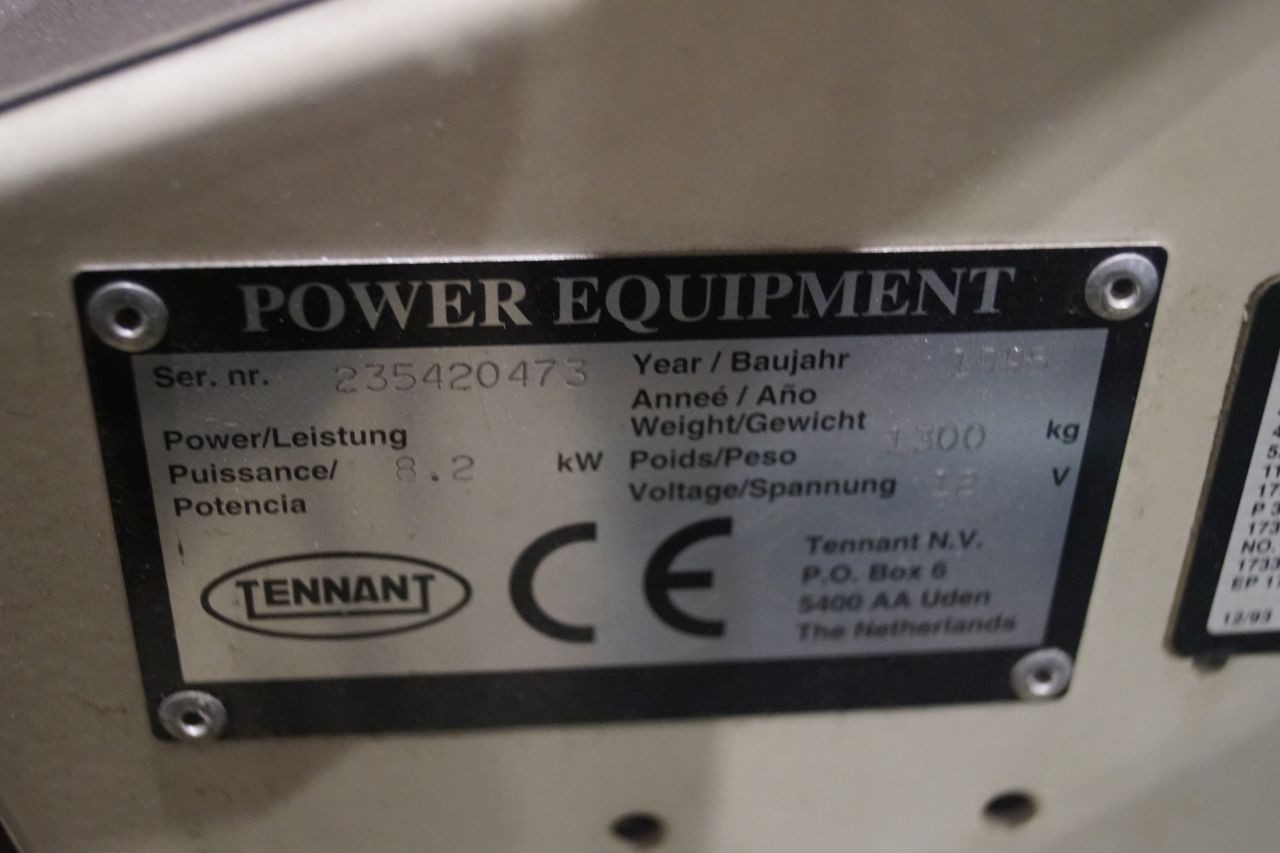 Kehrmaschine Marke Tennant 235D Diesel powered getestet ok. Stunden 537 von  Uhr - KJ Auktion - Maschinen-Auktionen