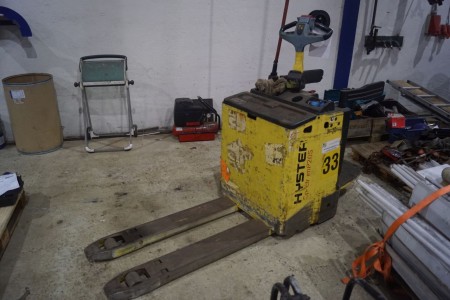 Hyster Electric pallet lifts lack power without chargers.