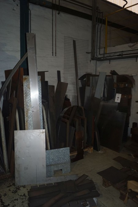 Various clips in the corner. - 4 pallets with bending tools.