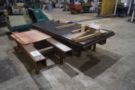Folding table 215x200 without base plates on top.