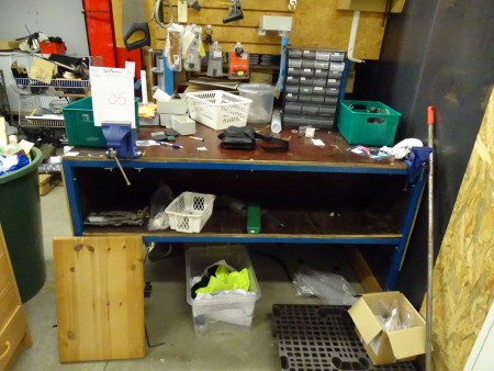 File bench with contents of various tools. 150x90x80