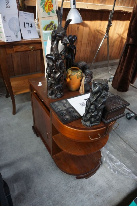 Table + miscellaneous handmade African figurines made of ebony wood.