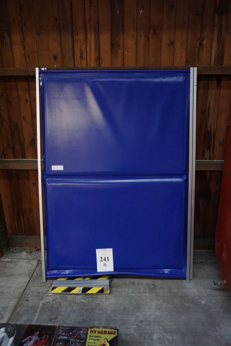 Noise screens blue. B. 134 cm H 194cm. 3 subjects. The screen attenuates and absorbs unwanted noise. The screen can be used for noisy machines or as partitions in office environments.