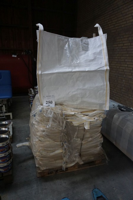 Pallet with big bags, about 100 pieces, new and unused.