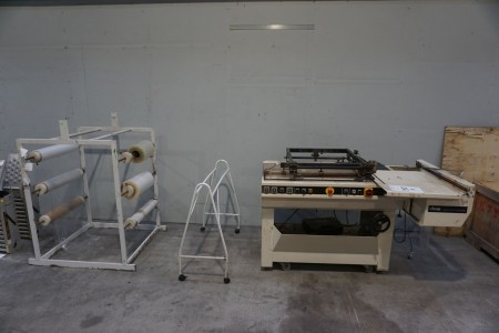 Packing machine with table with rollers