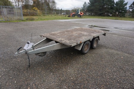 Trailer without sides. Brand variant reg no. EW 8725