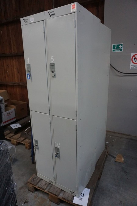 2 metal wardrobes, b: 60, d: 50, h: 180cm, note 2 without nails.