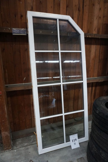 Fenster, B: 90,5 cm, H: 212 cm.
