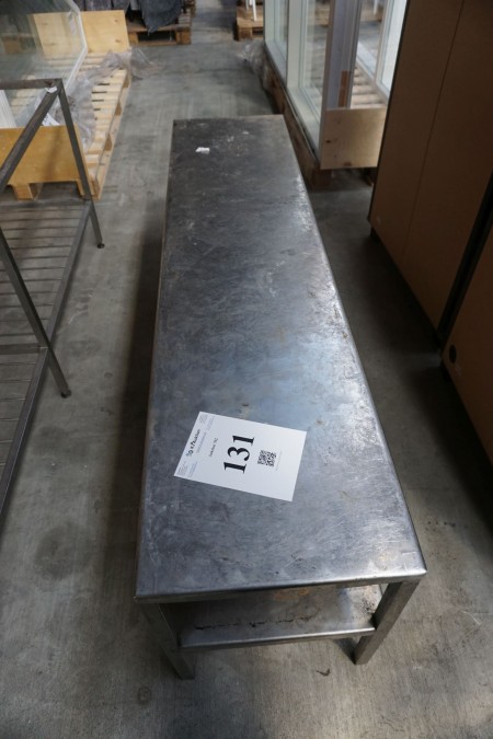 Rostfreier Tisch, B: 185 cm, T: 45 cm, H: 60 cm.
