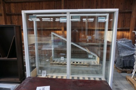 1 pc Fenster, B: 235 cm, H: 210 cm.