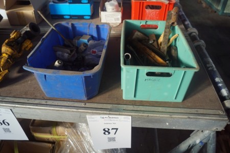 2 kasser med diverse værktøj.