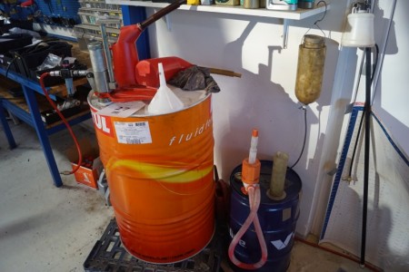 Ölfass ohne Inhalt mit Pumpe + 40 Liter Valvoline-Kältemittel
